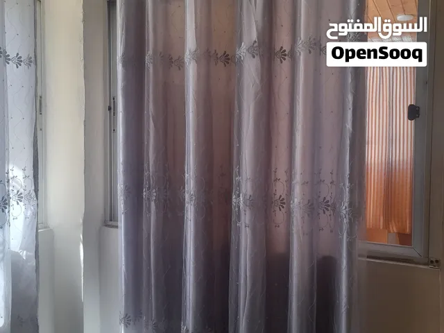 الستائر 3 قطع  لون سكني و سجاده صالون جديدة  مربعه ب 30 دينار