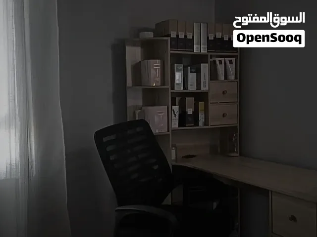 مكتب مع مكتبه مشدود وكامل