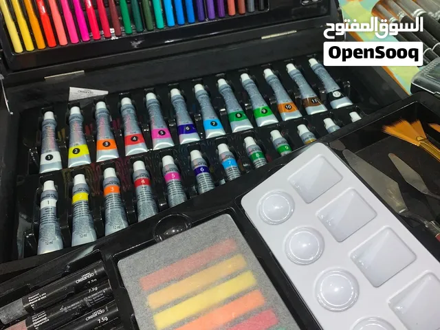 شنطه رسم كامله  موجود فيها جميع عدد الرسم