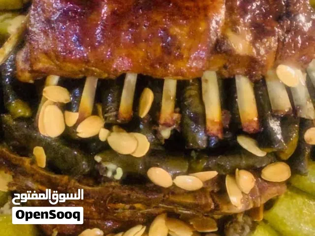 ضلعتين خروف، الوزن للواحدة كيلو تقريباً، يتوسطهم كيلو ونصف من ورق العنب الدوالي الفاخر