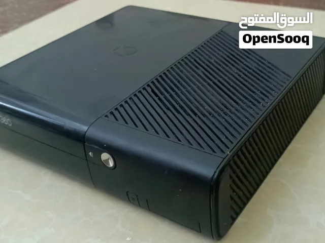 إكس بوكس 360 E مع اثنين جويستك مستعمل شهرين مع كل شي يشتغل