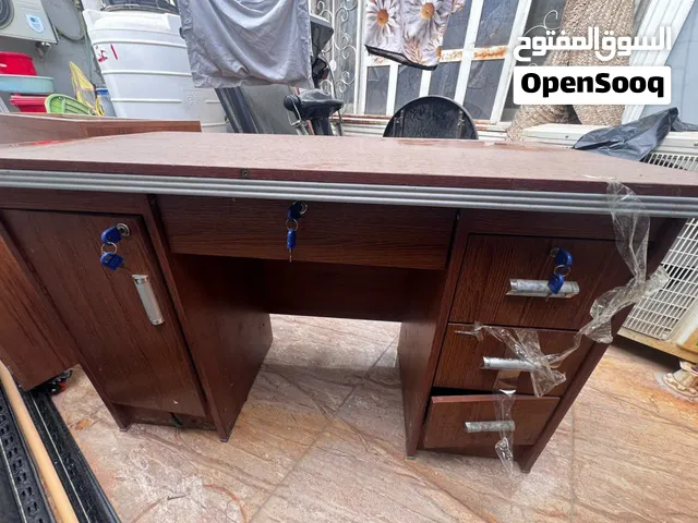 مكتب خشب عملي ونظيف للبيع