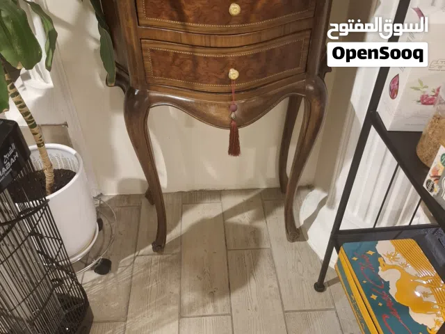 طاولة جانبيه.