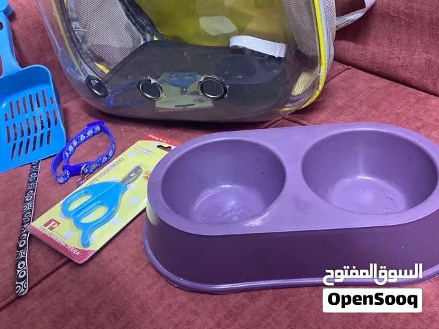 حقيبة قطط جديده ، طوقين ، مقص أضافر جديد ، صحن طعام ، مجرود لتر بوكس