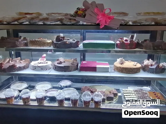 ثلاجة عرض الكيك متر وثمانين الحجم الكبير 3ارفف مثل ما موضح بالصور الثلاجه امورها فوق الممتازه
