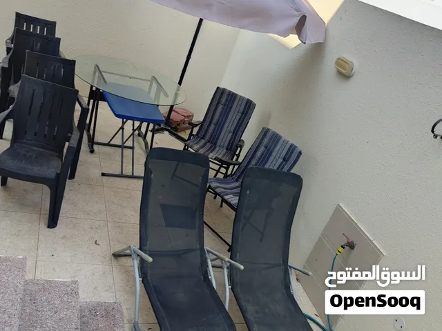 كراسي وطاولات ومظلةوشمسية كل الاغراض المعروضة.