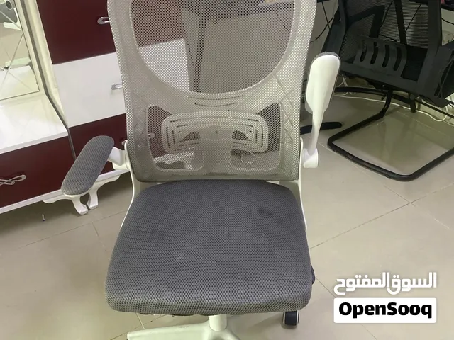 كرسي مكتبي مريح ونظيف بسعر رخيص ومتحرك
