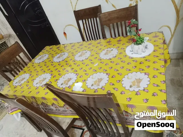 طاولة طعام كبيرة ب5 كراسي خشبية حالة جيدة جدا