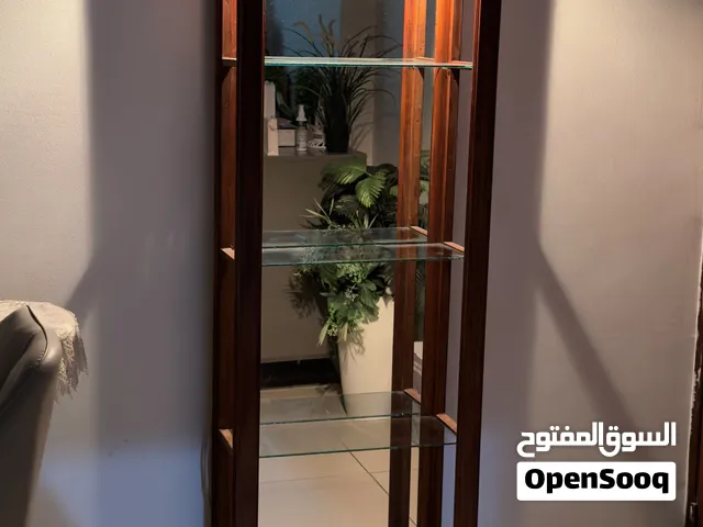 فاترينه ارفف خشب مع ارفف زجاج واضائة والخلفية مراية