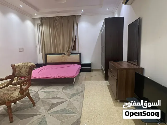 غرفة مفروشة للإيجار بالخوير، مسقط، بموقع مميز وقريبة من جميع الخدمات، مناسبة للسكن المريح.  للتواصل
