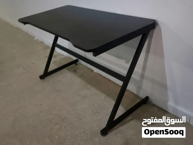 طاولة مكتب / كمبيوتر للبيع الطول: 120 سم العرض (العمق): 60 سم الارتفاع: 73 سم اللون: أسود التصميم: ع