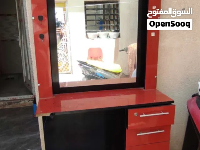 ميز حلاقه الطول 200العرض 90 +عربانه طول 60 العرض 30 بحاله جيده