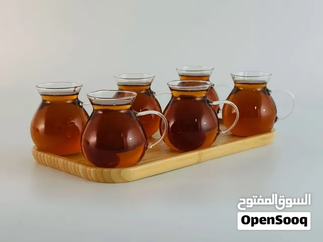 عرض ضيافة الأكابز يجمع الصينية والاستكانات بشغلها المرتب: