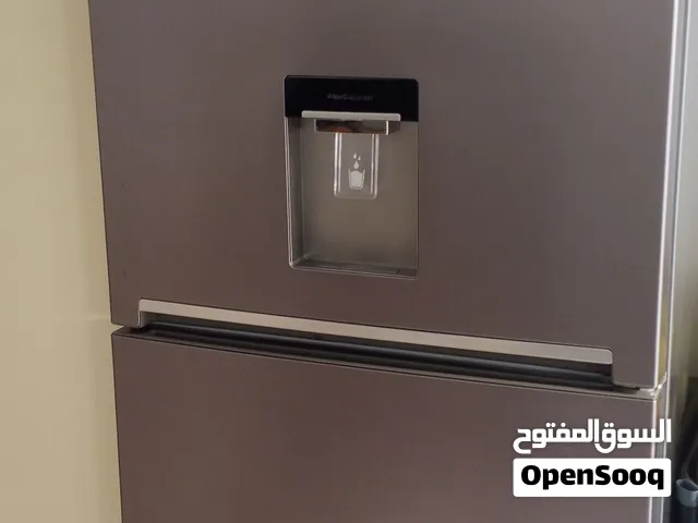 ثلاجة جديدة مزال اللصق عليها استعمال اسبوعين