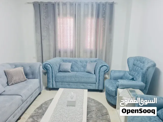 طقم كنب 7 مقاعد بحاله ممتازه