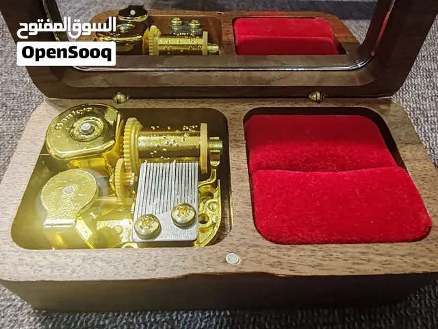 علبة لتقديم الهدايا( إسوارة خاتم) موسيقية مصنوعة من الخشب (خشب الجوز)