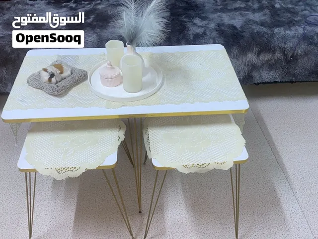 ميز وثلاث طبلات جديدات قليل لاستعمال