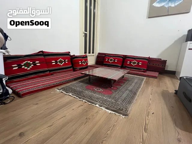 قعدة تراثية كويتية ارضية مع المخدات والسجادة والطاولة