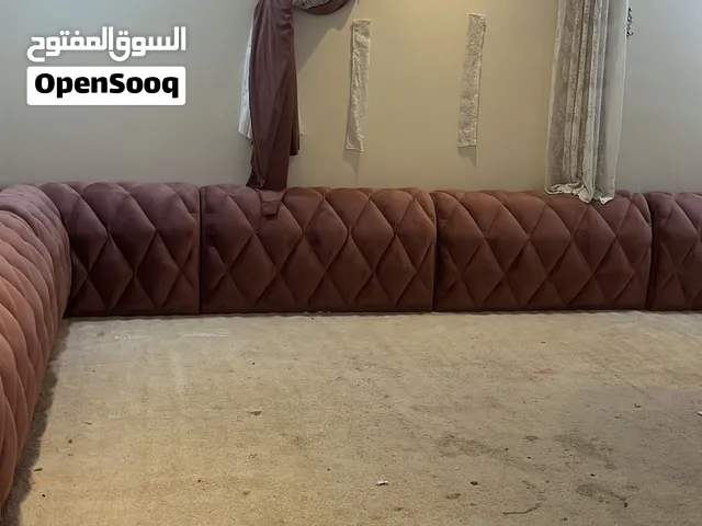 كنب أنيق ومميز للبيع اللون وردي مخمل نظيف