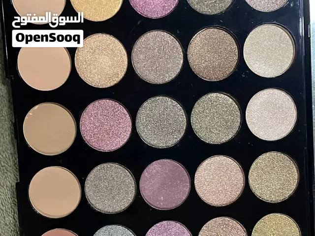 ميك أب للبيع