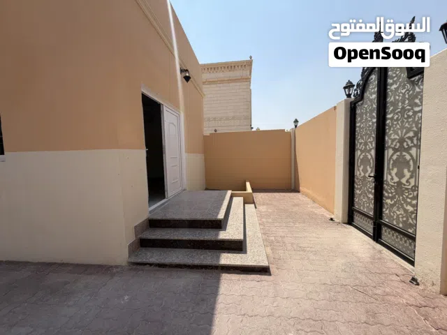 استوديو مدخل خاص مع حوش خاص للايجار الشهري والسنوي في بني ياس شرق 11