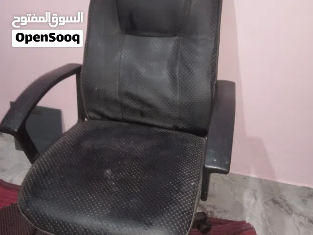 كرسي مكتب أسود اللون وغير متضرر