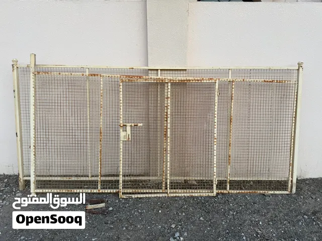 شبك يتكون من أربع قطع مع باب