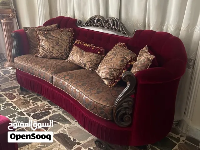 كنباية كبيرة + كنباية وسط + 2 كراسي فوتيه + بوف للوسط.