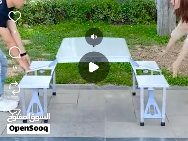 طاوله قابله للطي مع كراسي شبه جديد