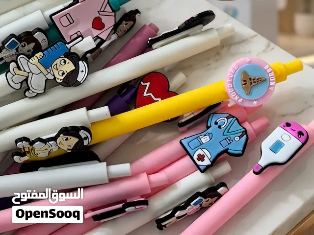 أقلام مميزة بتصاميم جذابة، مناسبة للتوزيعات والهدايا