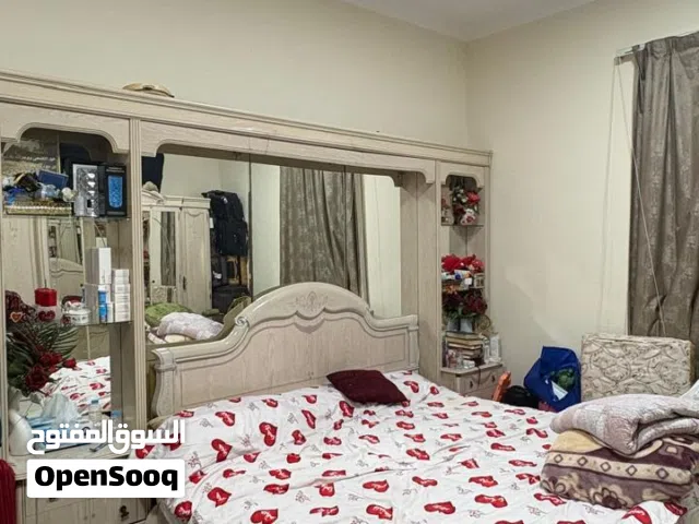 غرفة نوم كلاسيكية لون بيج حجم كنج بحالة جيدة جدا مع الفرشة