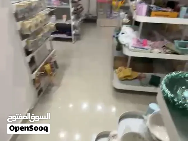 رفوف محلات ومكتبات حديثة