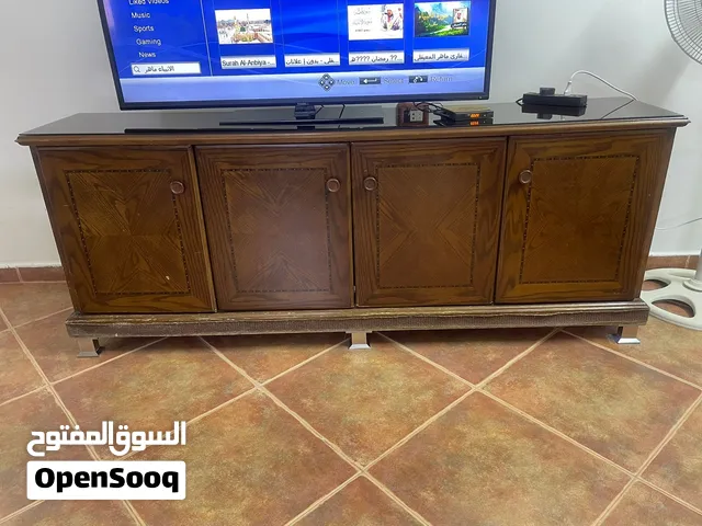 طاولة تلفاز مع خزائن حائط
