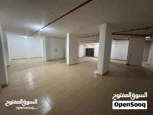 محزن للايجار بمساحة 140 متر مربع درج قريب من الخدمات للايجار الدايم