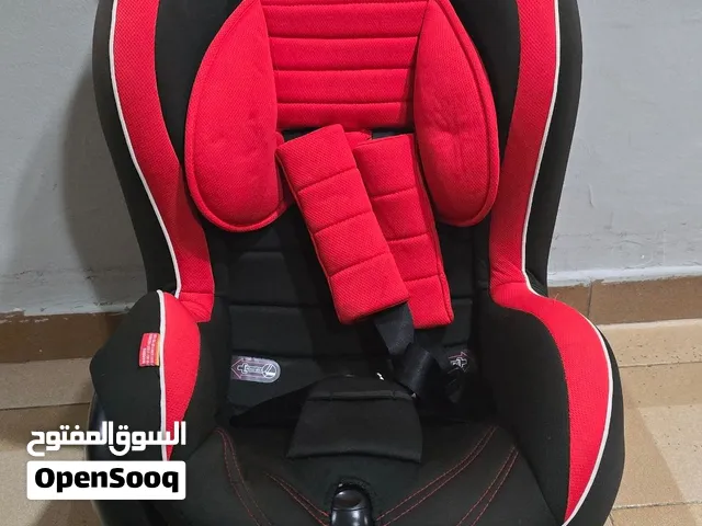 مقعد أطفال سيارة حالة ممتازة و فخم