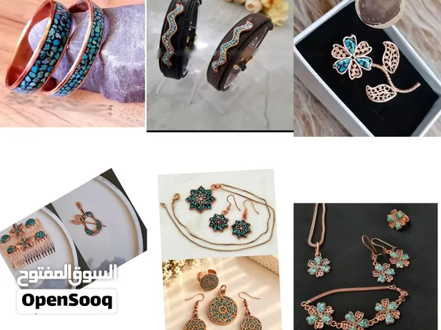 إكسسوارات نحاسية مطعّمة بالفيروز – خواتم وأطقم وقلادات بتصميم يدوي أنيق