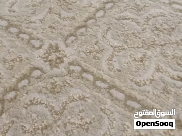 زربية كبيرة للبيع لون بيج مزخرفة باللون البني