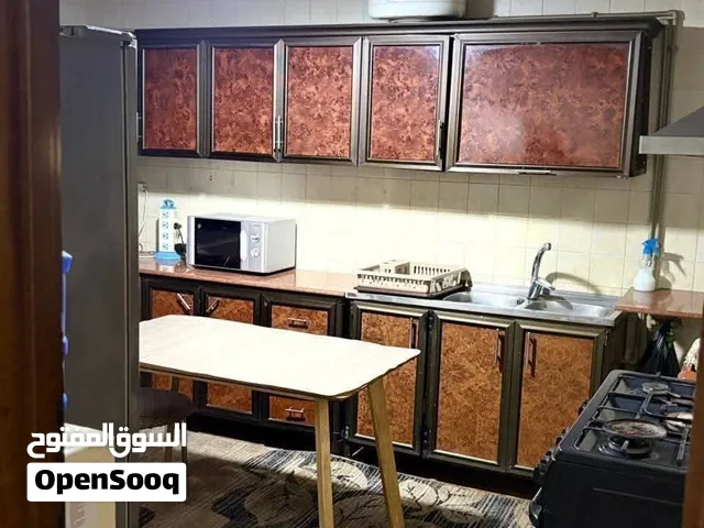 شقة مفروشة في شارع فلسطين دور ثاني غرفتين و حمام و مطبخ و صالة لايجار(2500)د +عمولة مكتب