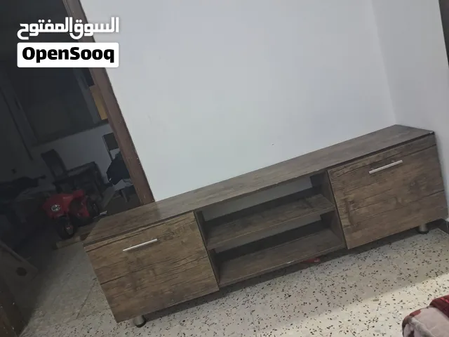 طاولة تلفزيون حديثه لون خشابي بسعر مميز