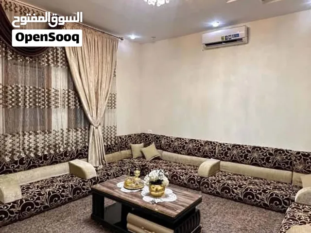 جلسة حوش كاملة تشمل بساط وستار استعمال منزلي نظيف هلبا ومعقم خاليا من العيوب بأذن الله والعرض التاني