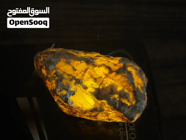 للبيع حجر كريم ذو شكل مميز فيه نتوأت ذهبية جميلة تميزه والسعر على السوم