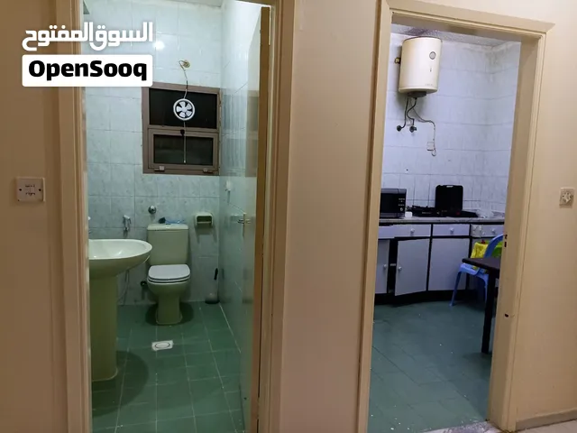 سكن مشترك عربي في الشارقة – أبو شغارة غرفة ثلاثية مرتبة ونظيفة قريبة ع الميغا مول والصناعيات