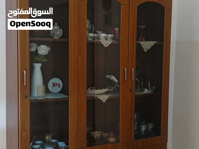 سلام عليكم مكتبه للبيع مكسوره شويه من لوطه