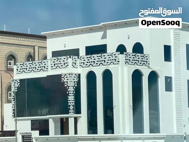 للبيع ثلاث شقق + فيلا مميزة من 3 طوابق – ولاية العامرات (مرتفعات الأولى) الدقل على شارع المحج – بوشر