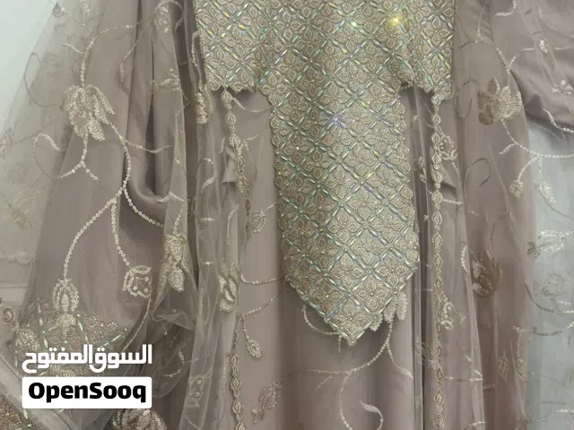 متوفر معانه فستان شكيل و جذاب يناسب للأفراح و الاعياد