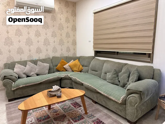 طقم كنب مع طاولة