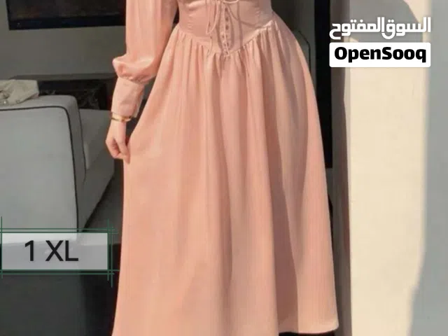 ملابس فستان نسائي ماكسي بخصر مطوي وحزام وربطة عنق :