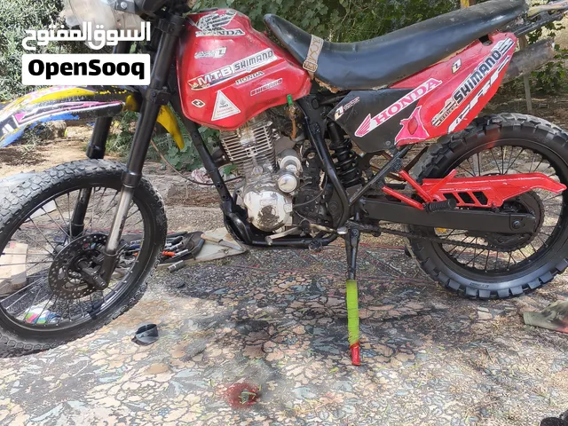الدراجه بدها شغل بالبريك يعني بدها تغيير طاره وكل شيء فيها شغاله يعني دراجه بروح وباجي فيها شغاله و