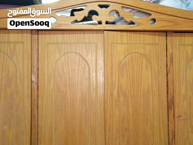 سرير حديد وخزانة تسريحة