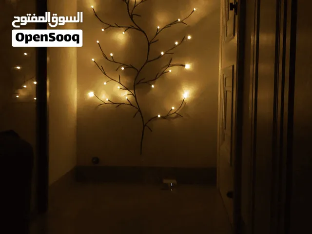 نشرة جدارية LED أنيقة وعصرية على شكل شجرة